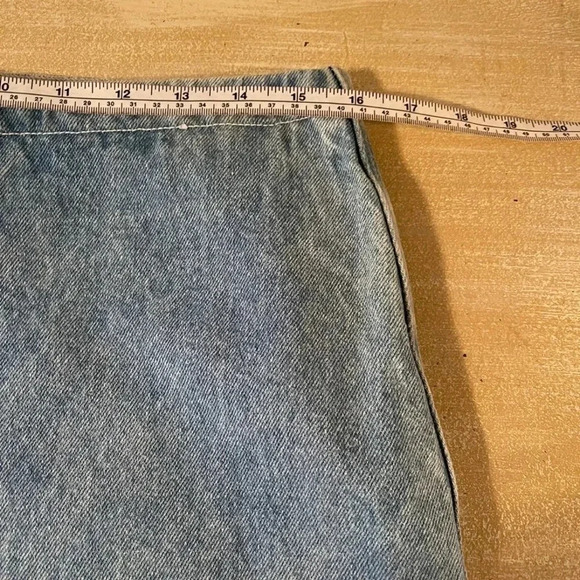 Vintage 80’s Sierra West denim skirt with zipper in front. 
Size:11 - Picture 8 of 9